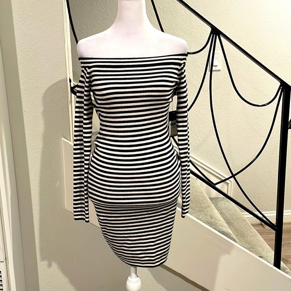 Guess striped stretch dress.off the shoulder New with tags. Retail$108.00 - Picture 1 of 6